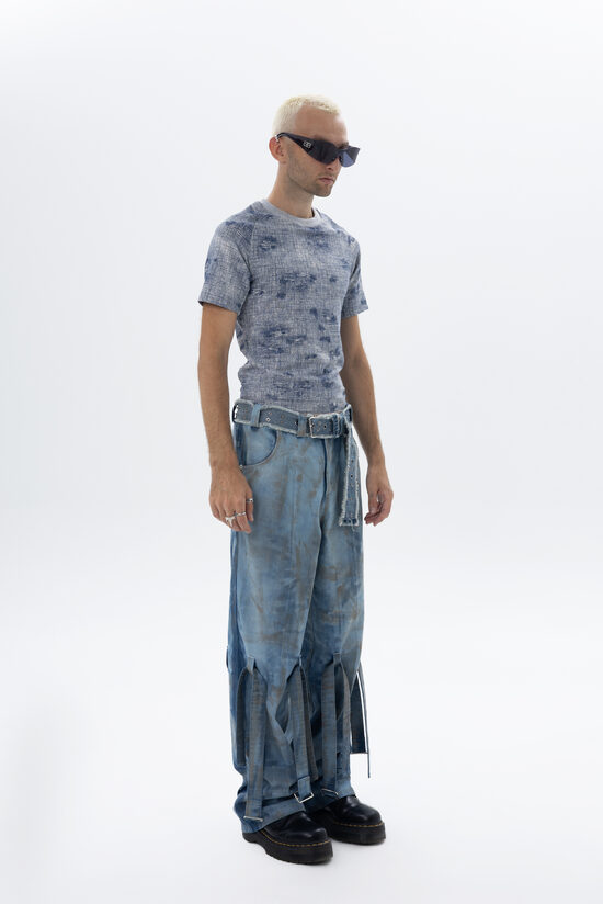 Distressed relaxed jeans with belts